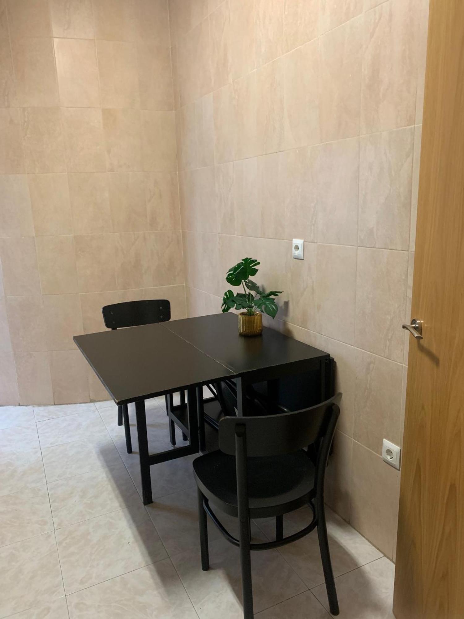 Apartment Segundo Antolin Yellow Door